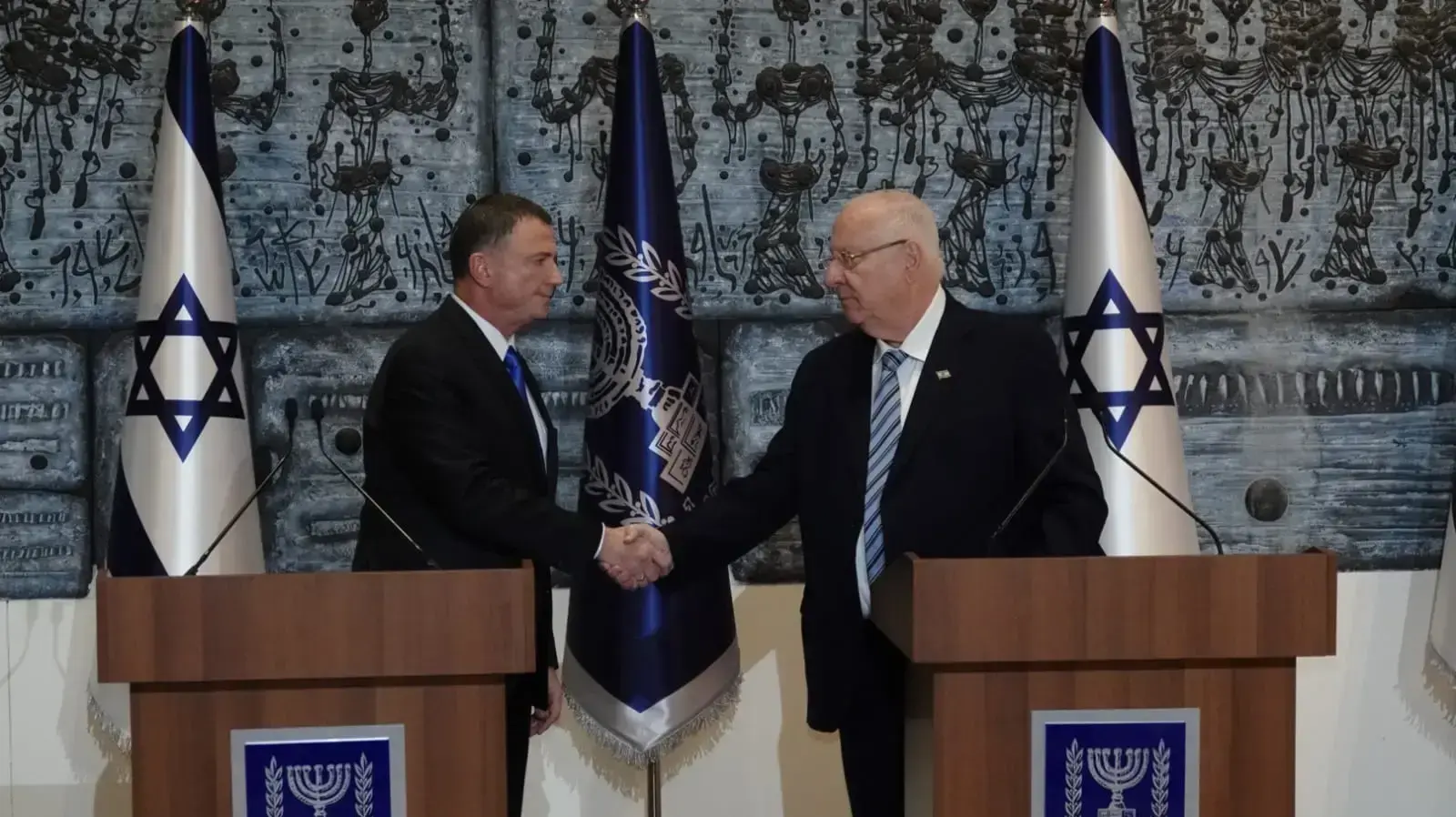 נשיא המדינה ראובן ריבלין ויו"ר הכנסת יולי אדלשטיין במעמד החזרת המנדט להטלת הרכבת הממשלה על יו"ר הכנסת, 21 נובמבר 2019 נשיא המדינה ראובן ריבלין ויו"ר הכנסת יולי אדלשטיין במעמד החזרת המנדט להטלת הרכבת הממשלה על יו"ר הכנסת, 21 נובמבר 2019