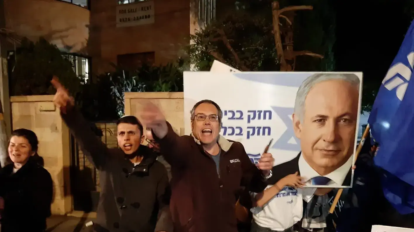 מפגינים מול ביתו של ראש הממשלה בנימין נתניהו ברחוב בלפור לאחר הידיעה על הגשת כתב אישום נגדו, 21 בנובמבר 2019 מפגינים מול ביתו של ראש הממשלה בנימין נתניהו ברחוב בלפור לאחר הידיעה על הגשת כתב אישום נגדו, 21 בנובמבר 2019