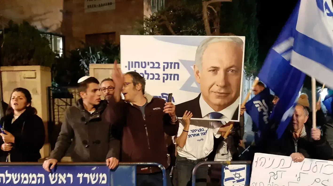 מפגינים מול ביתו של ראש הממשלה בנימין נתניהו ברחוב בלפור לאחר הידיעה על הגשת כתב אישום נגדו, 21 בנובמבר 2019 מפגינים מול ביתו של ראש הממשלה בנימין נתניהו ברחוב בלפור לאחר הידיעה על הגשת כתב אישום נגדו, 21 בנובמבר 2019