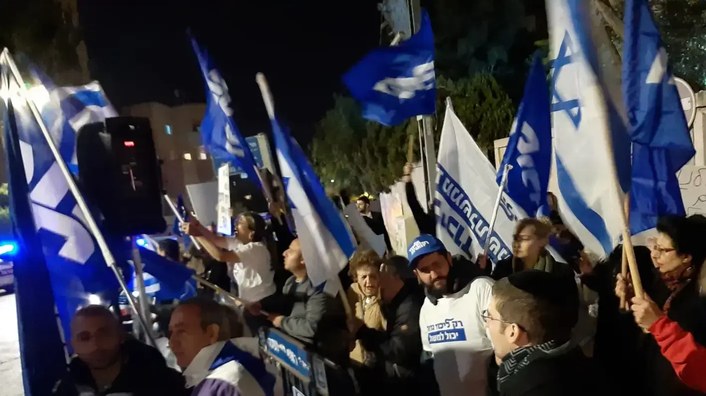 מפגינים מול ביתו של ראש הממשלה בנימין נתניהו ברחוב בלפור לאחר הידיעה על הגשת כתב אישום נגדו, 21 בנובמבר 2019 מפגינים מול ביתו של ראש הממשלה בנימין נתניהו ברחוב בלפור לאחר הידיעה על הגשת כתב אישום נגדו, 21 בנובמבר 2019