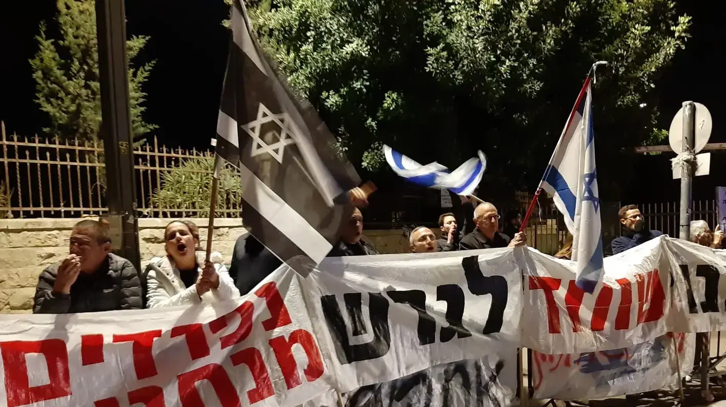 מפגינים מול ביתו של ראש הממשלה בנימין נתניהו ברחוב בלפור לאחר הידיעה על הגשת כתב אישום נגדו, 21 בנובמבר 2019 מפגינים מול ביתו של ראש הממשלה בנימין נתניהו ברחוב בלפור לאחר הידיעה על הגשת כתב אישום נגדו, 21 בנובמבר 2019