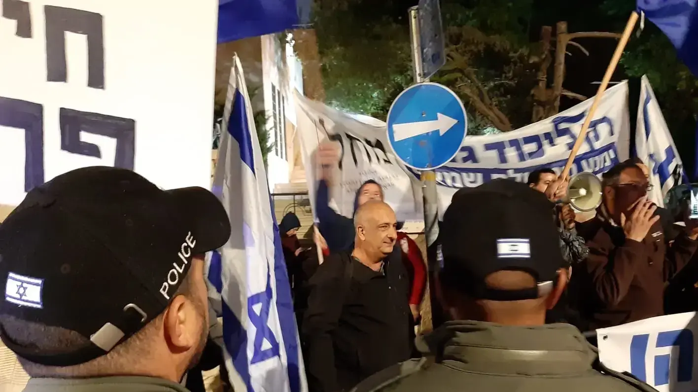 מפגינים מול ביתו של ראש הממשלה בנימין נתניהו ברחוב בלפור לאחר הידיעה על הגשת כתב אישום נגדו, 21 בנובמבר 2019 מפגינים מול ביתו של ראש הממשלה בנימין נתניהו ברחוב בלפור לאחר הידיעה על הגשת כתב אישום נגדו, 21 בנובמבר 2019