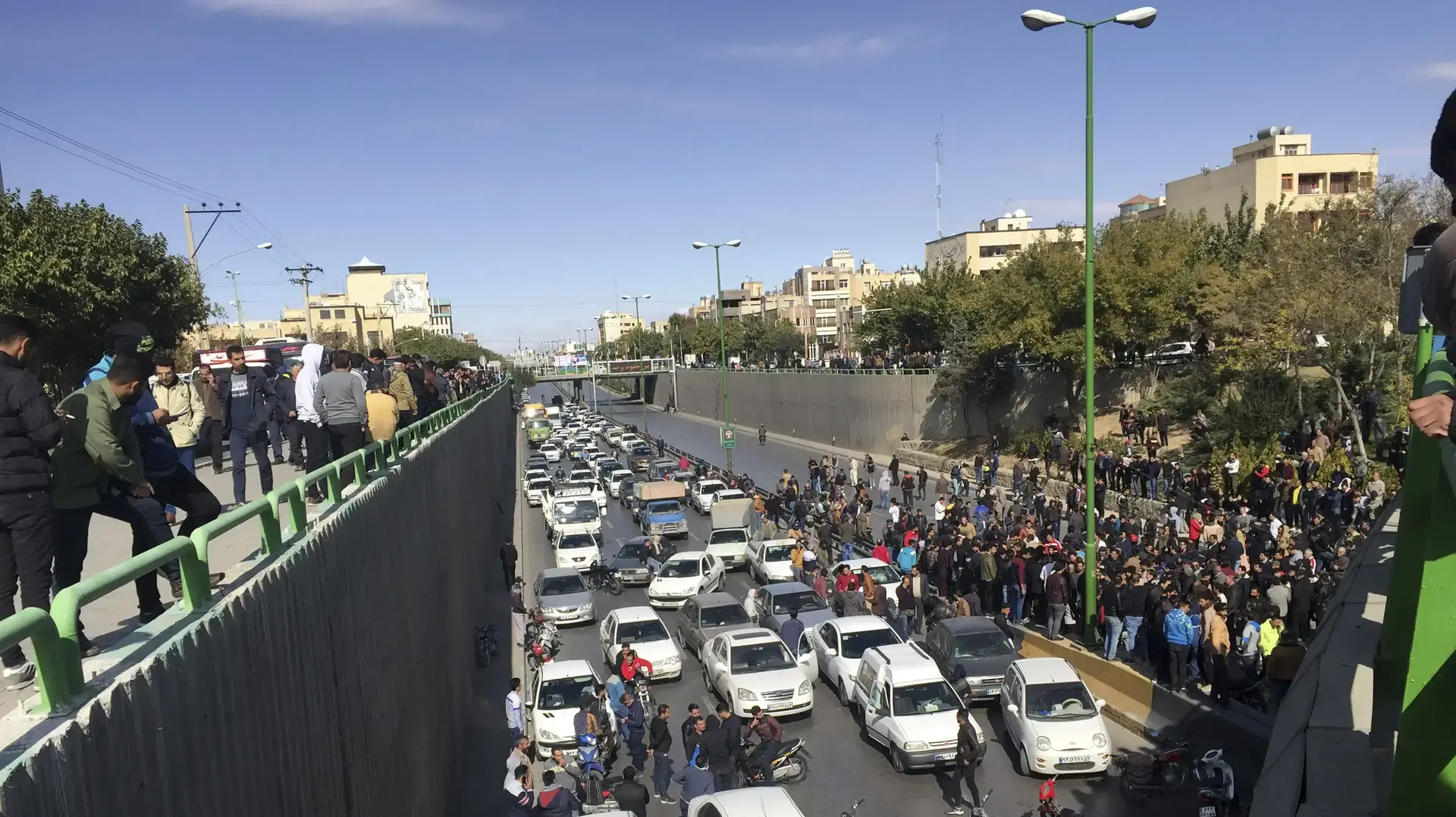 מפגינים באיראן נגד עליית מחירי הדלק, 16 בנובמבר 2019 מפגינים באיראן נגד עליית מחירי הדלק, 16 בנובמבר 2019