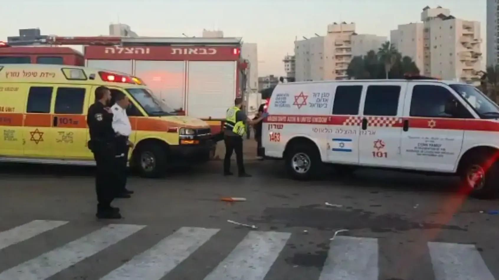 ניידות ואמבולנסים מחוץ לבית ברחוב שרעבי בנתניה בטו פרצה שריפה ושני ילדים בני 3 ו-5 נפצעו קשה, 22 בנובמבר 2019 ניידות ואמבולנסים מחוץ לבית ברחוב שרעבי בנתניה בטו פרצה שריפה ושני ילדים בני 3 ו-5 נפצעו קשה, 22 בנובמבר 2019