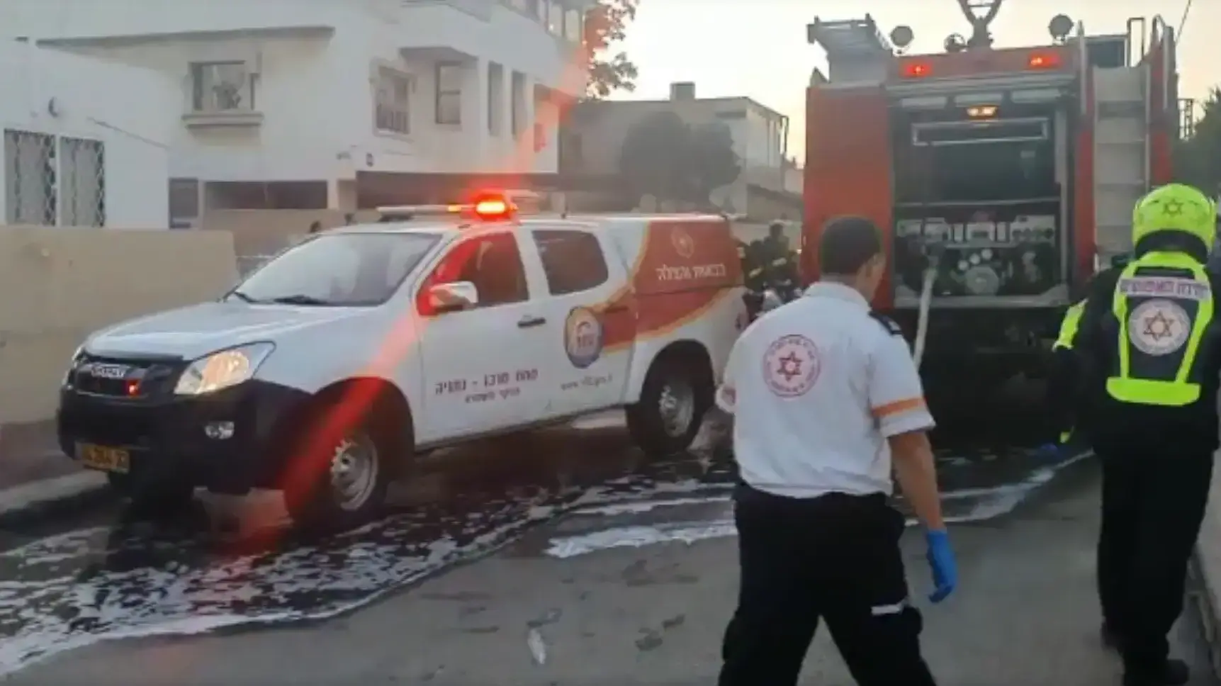 כבאית מחוץ לבית ברחוב שרעבי בנתניה בו פרצה שריפה ושני ילדים בני 3 ו-5 נפצעו קשה, 22 בנובמבר 2019