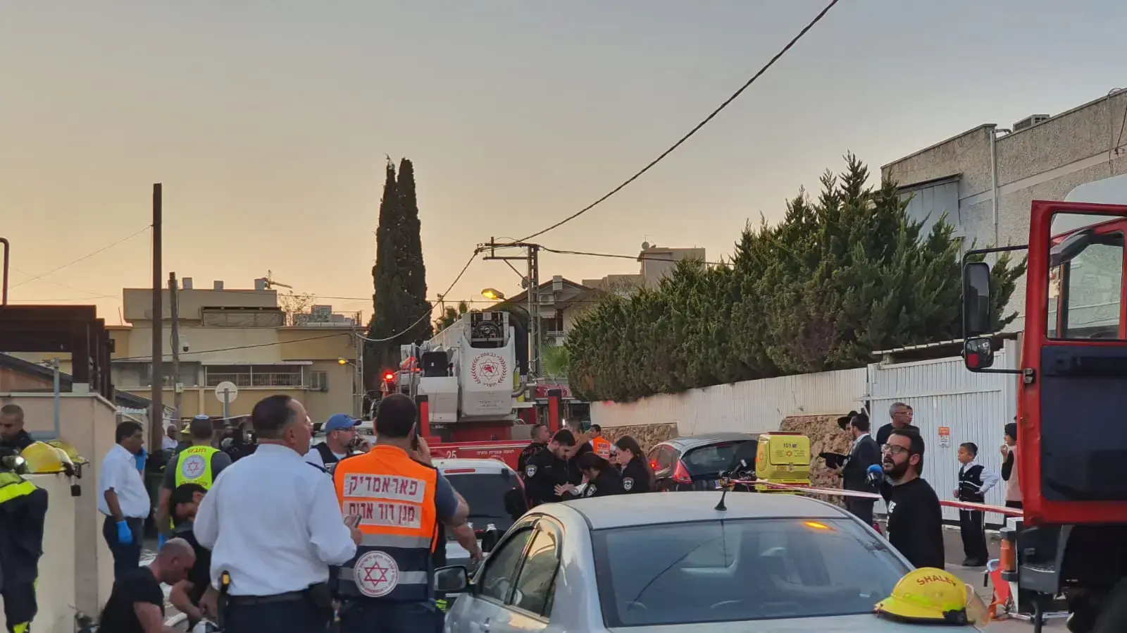 צוותי רפואה של מד"א מחוץ לבית ברחוב שרעבי בנתניה בו פרצה שריפה ושני ילדים בני 3 ו-5 נפצעו קשה,22 בנובמבר 2019 צוותי רפואה של מד"א מחוץ לבית ברחוב שרעבי בנתניה בו פרצה שריפה ושני ילדים בני 3 ו-5 נפצעו קשה,22 בנובמבר 2019