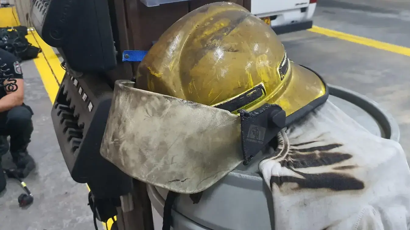מדי כבאי מפוייחים לאחר החילוץ מהשריפה ברחוב שרעבי בנתניה בה נספו שני ילדים בני 3 ו-5, 22 בנובמבר 2019 מדי כבאי מפוייחים לאחר החילוץ מהשריפה ברחוב שרעבי בנתניה בה נספו שני ילדים בני 3 ו-5, 22 בנובמבר 2019