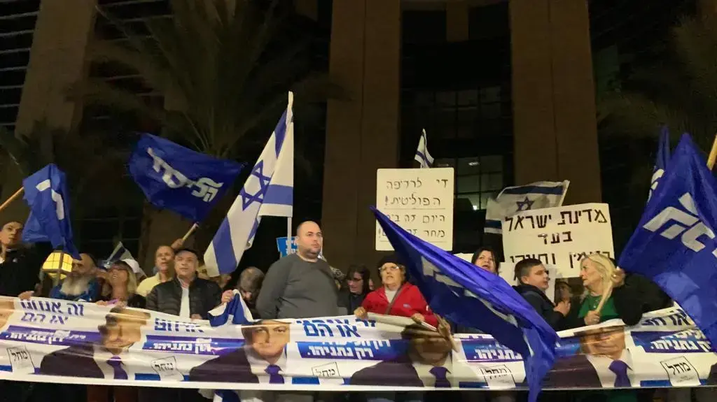 הפגנת תמיכה בראש הממשלה נתניהו, קריית ביאליק, 23 בנובמבר 2019 הפגנת תמיכה בראש הממשלה נתניהו, קריית ביאליק, 23 בנובמבר 2019