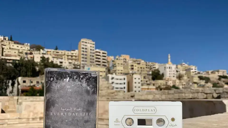 קלטת של קולדפליי על רקע נופי עמאן, בירת ירדן, שבה השיקו את אלבומם החדש קלטת של קולדפליי על רקע נופי עמאן, בירת ירדן, שבה השיקו את אלבומם החדש