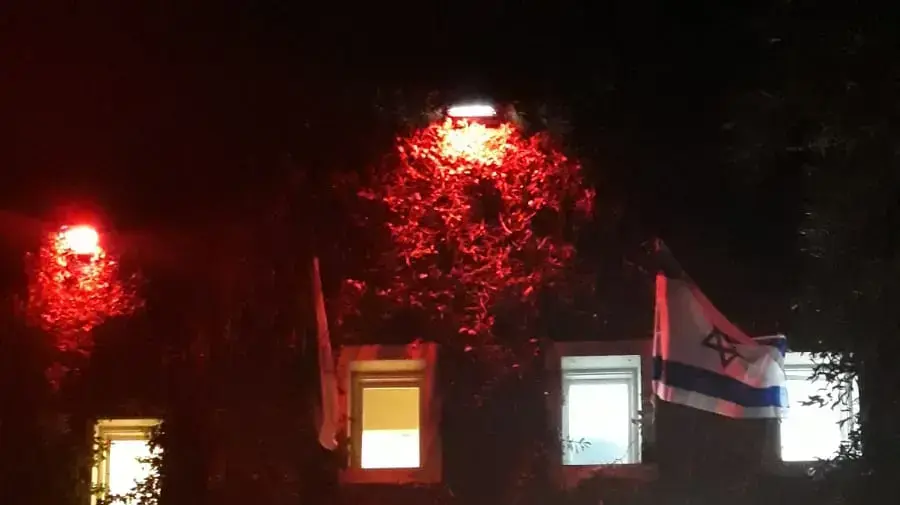 לציון היום הבינלאומי למניעת אלימות כנגד נשים, בניין עיריית גבעתיים הואר בצבע אדום, 24 בנובמבר 2019 לציון היום הבינלאומי למניעת אלימות כנגד נשים, בניין עיריית גבעתיים הואר בצבע אדום, 24 בנובמבר 2019