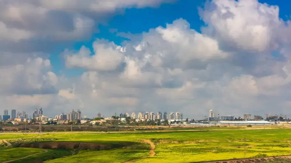 שדות על רקע העיר באר שבע שדות על רקע העיר באר שבע