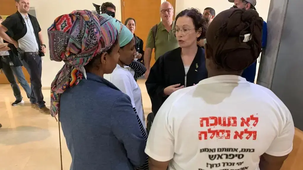 האחיות של סיפראש אינעלם שנרצחה ע"י בעלה עם עו״ד יאנה יורין המייצגת את משפחת קרבן העבירה מטעם משרד המשפטים, בית המשפחט המחוזי חיפה, 25 בנובמבר 2019