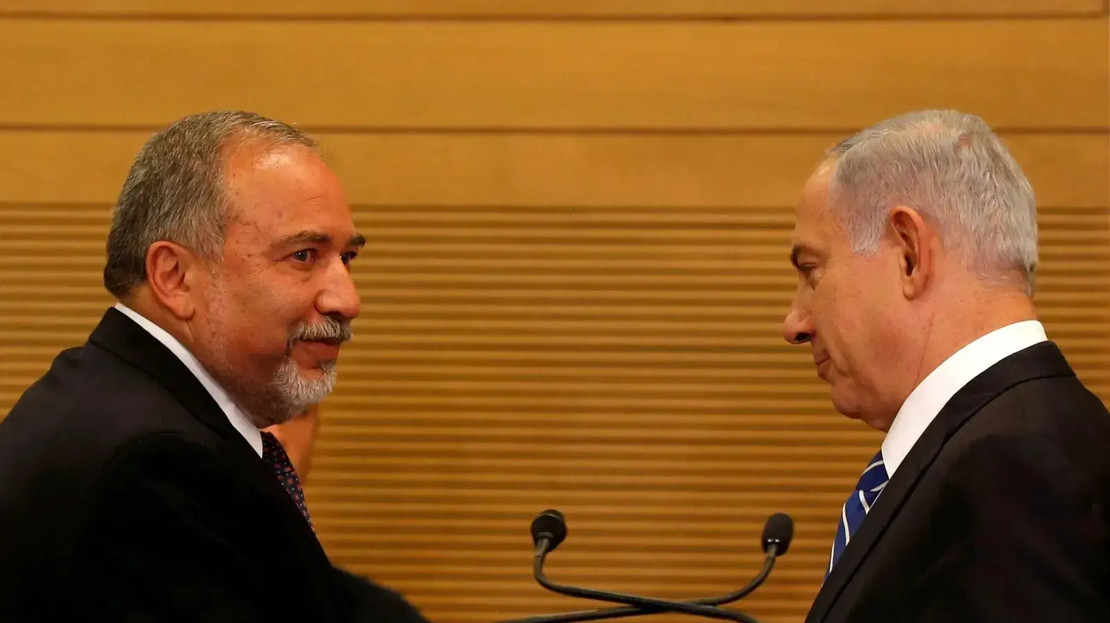 בנימין נתניהו עם אביגדור ליברמן בכנסת, 30 במאי 2016 בנימין נתניהו עם אביגדור ליברמן בכנסת, 30 במאי 2016