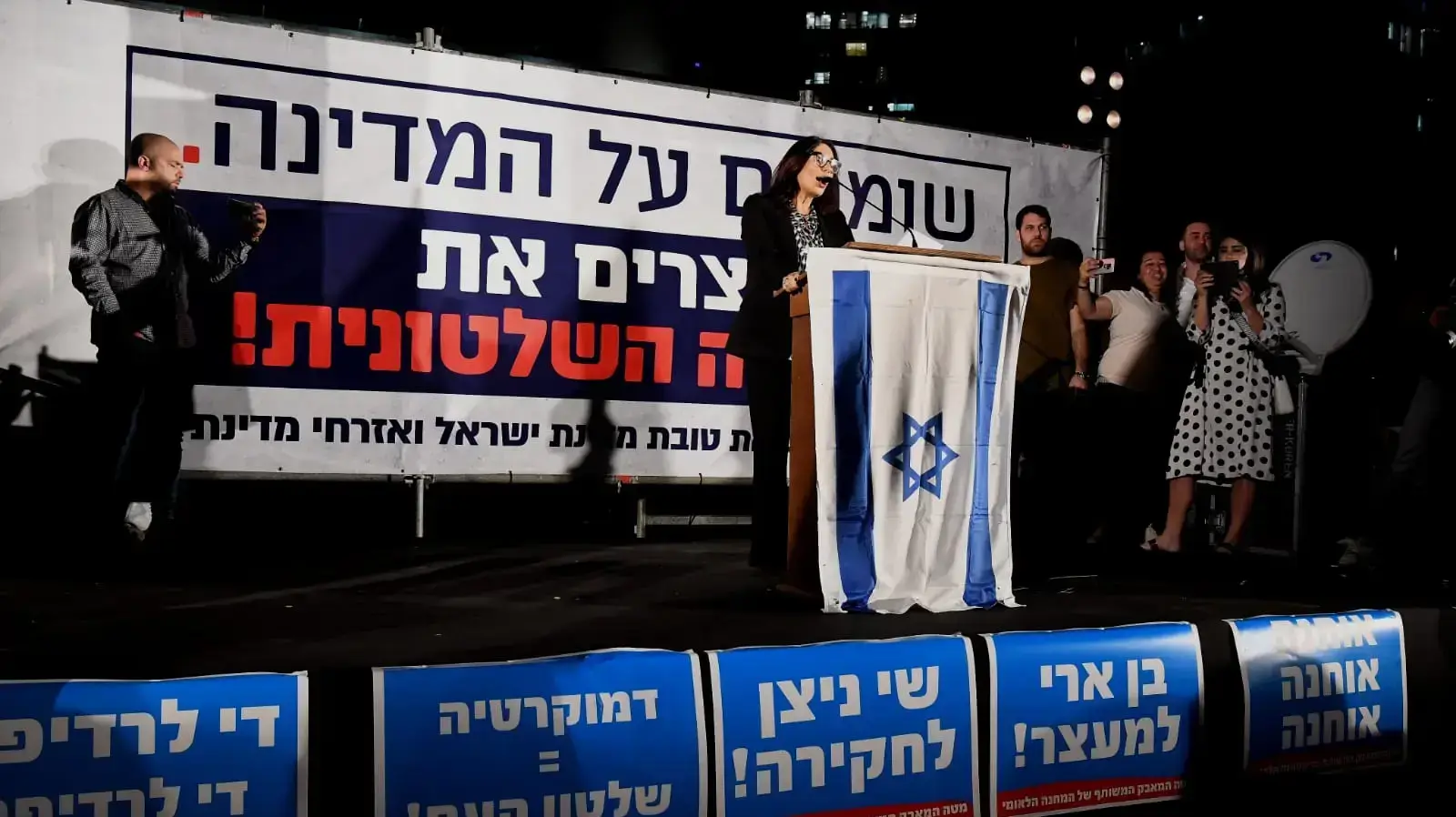 מירי רגב בהפגנת תמיכה בראש הממשלה בנימין נתניהו, רחבת מוזיאון תל אביב, 26 בנובמבר 2019 מירי רגב בהפגנת תמיכה בראש הממשלה בנימין נתניהו, רחבת מוזיאון תל אביב, 26 בנובמבר 2019