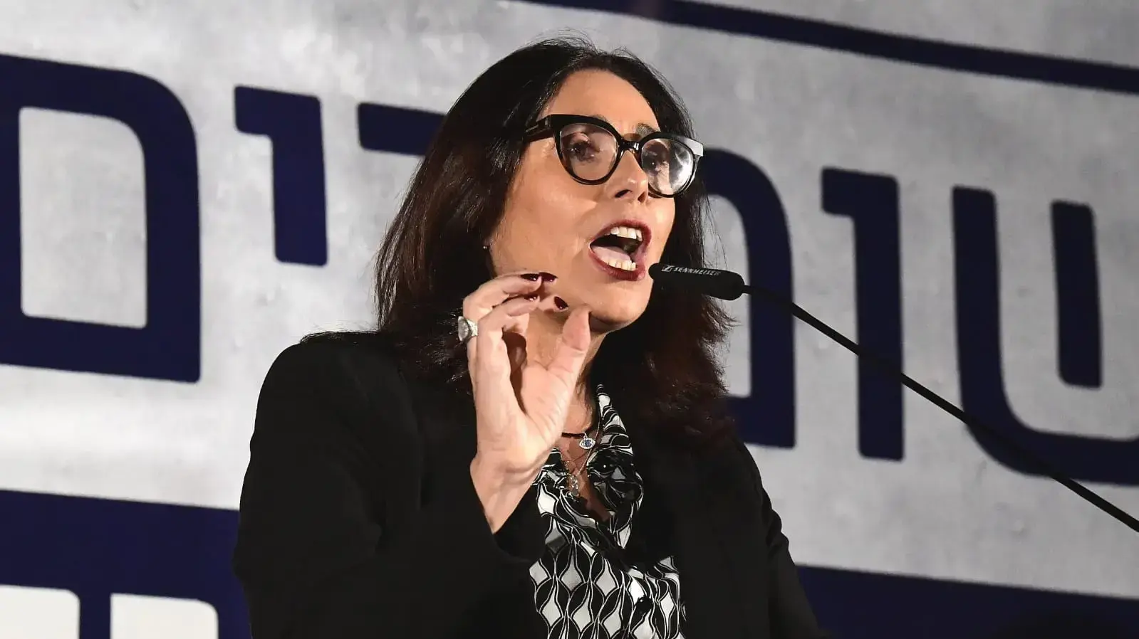 מירי רגב בהפגנת תמיכה בראש הממשלה בנימין נתניהו, רחבת מוזיאון תל אביב, 26 בנובמבר 2019 מירי רגב בהפגנת תמיכה בראש הממשלה בנימין נתניהו, רחבת מוזיאון תל אביב, 26 בנובמבר 2019