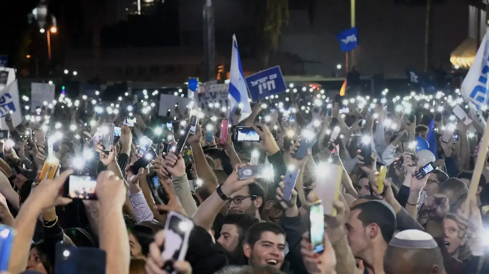 הפגנת תמיכה בראש הממשלה בנימין נתניהו, רחבת מוזיאון תל אביב, 26 בנובמבר 2019 הפגנת תמיכה בראש הממשלה בנימין נתניהו, רחבת מוזיאון תל אביב, 26 בנובמבר 2019
