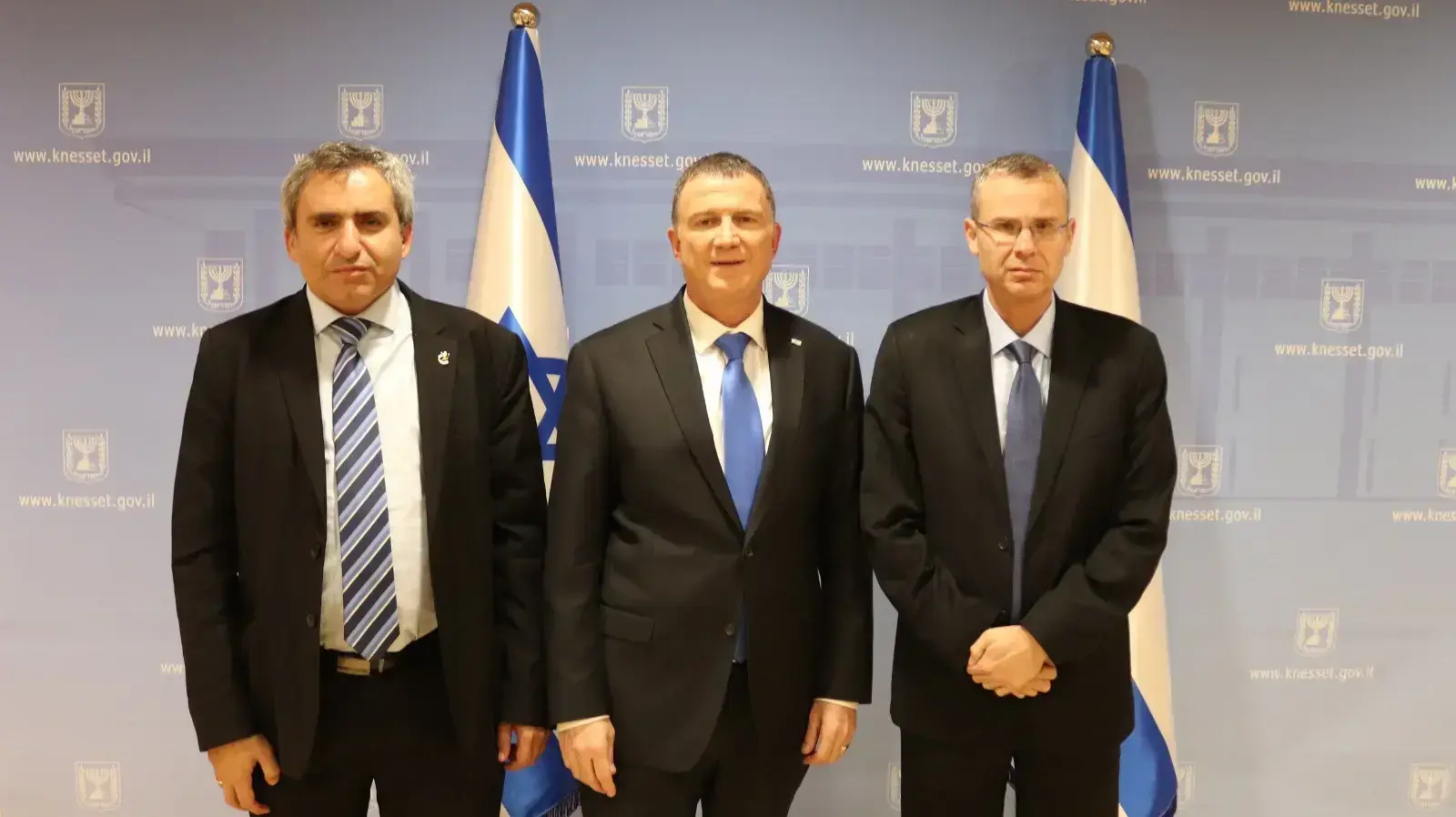 יו"ר הכנסת, יולי אדלשטיין ונציגי הליכוד יריב לוין וזאב אלקין לאחר פגישתם
27 בנובמבר 2019 יו"ר הכנסת, יולי אדלשטיין ונציגי הליכוד יריב לוין וזאב אלקין לאחר פגישתם
27 בנובמבר 2019