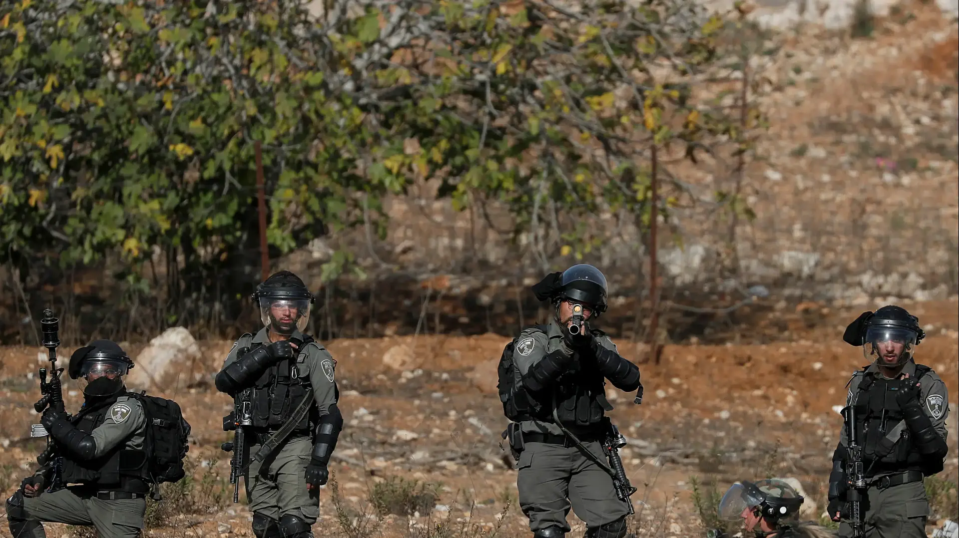 כוחות מג"ב מכוונים נשק בהפגנות יום הזעם של הפלסטינים באזור בית אל בגדה המערבית ב-26 בנובמבר 2019