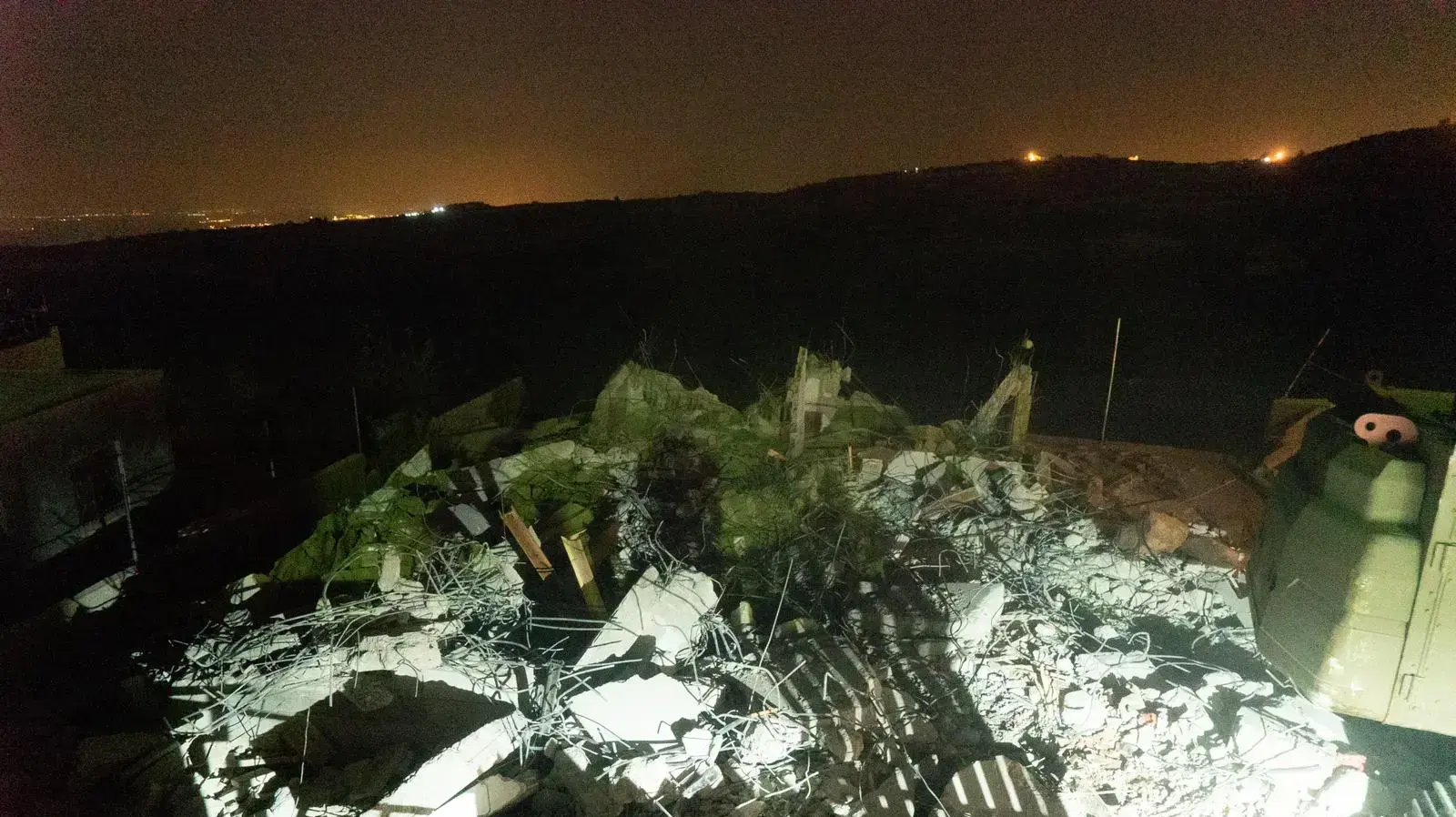 לוחמי צה"ל בשיתוף לוחמי משמר הגבול וכוחות המנהל האזרחיהרסו את ארבעת בתיהם של המחבלים חברי החוליה אשר ביצעה את פיגוע הדקירה בו נפל רב-טוראי דביר שורק לוחמי צה"ל בשיתוף לוחמי משמר הגבול וכוחות המנהל האזרחיהרסו את ארבעת בתיהם של המחבלים חברי החוליה אשר ביצעה את פיגוע הדקירה בו נפל רב-טוראי דביר שורק