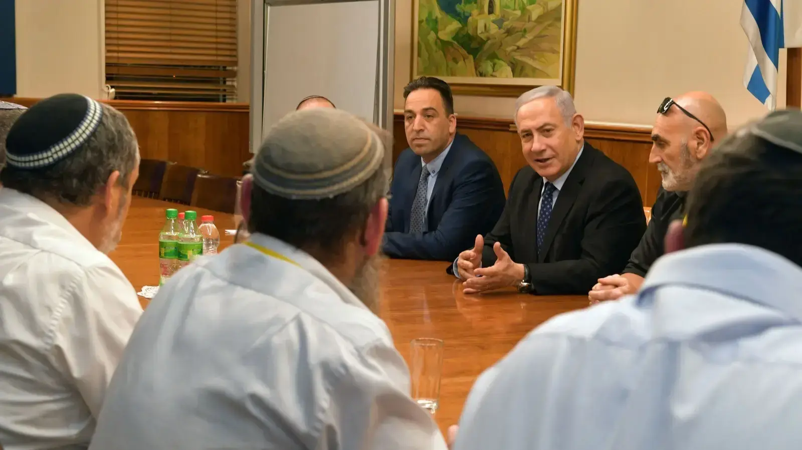 ראש הממשלה בנימין נתניהו במהלך פגישתו עם ראשי מועצת יש״ע, בלשכת רה״מ בירושלים
