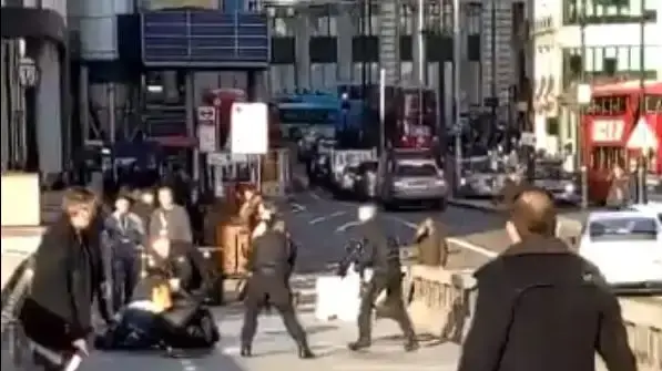 אנשים ושוטרים משתלטים על התוקף בגשר לונדון שבבריטניה, שדקר כמה אנשים ונורה, בעוד שאדם לוקח את הסכין שלו. 29 בנובמבר 2019. אנשים ושוטרים משתלטים על התוקף בגשר לונדון שבבריטניה, שדקר כמה אנשים ונורה, בעוד שאדם לוקח את הסכין שלו. 29 בנובמבר 2019.