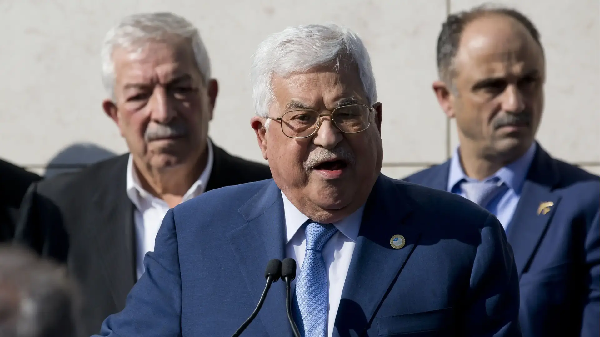יו"ר הרשות הפלסטינית אבו מאזן נואם ביום השנה ה-15 למות קודמו יאסר ערפאת ברמאללה ב-11 בנובמבר 2019 יו"ר הרשות הפלסטינית אבו מאזן נואם ביום השנה ה-15 למות קודמו יאסר ערפאת ברמאללה ב-11 בנובמבר 2019