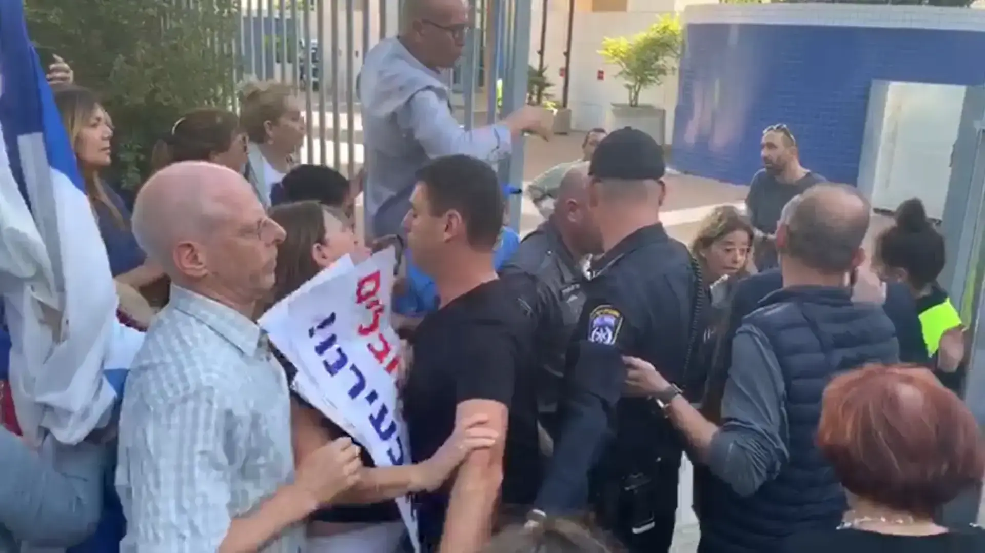 "טיבי רוצח"
חבר הכנסת מהרשימה המשותפת הגיע לאירוע שבתרבות 
ברמת השרון ונתקל בפעילים שניסו למנוע את כניסתו