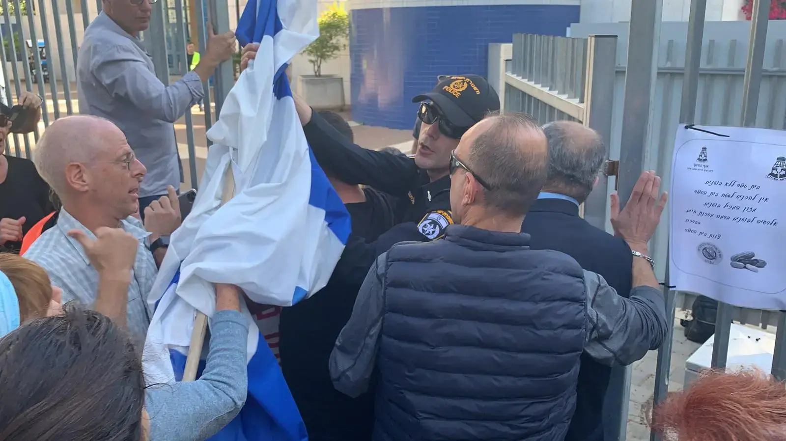 פעילים מתעמתים עם יו"ר סיעת הרשימה המשותפת ח"כ אחמד טיבי באירוע שבתרבות רמת השרון ב-30 בנובמבר 2019 פעילים מתעמתים עם יו"ר סיעת הרשימה המשותפת ח"כ אחמד טיבי באירוע שבתרבות רמת השרון ב-30 בנובמבר 2019