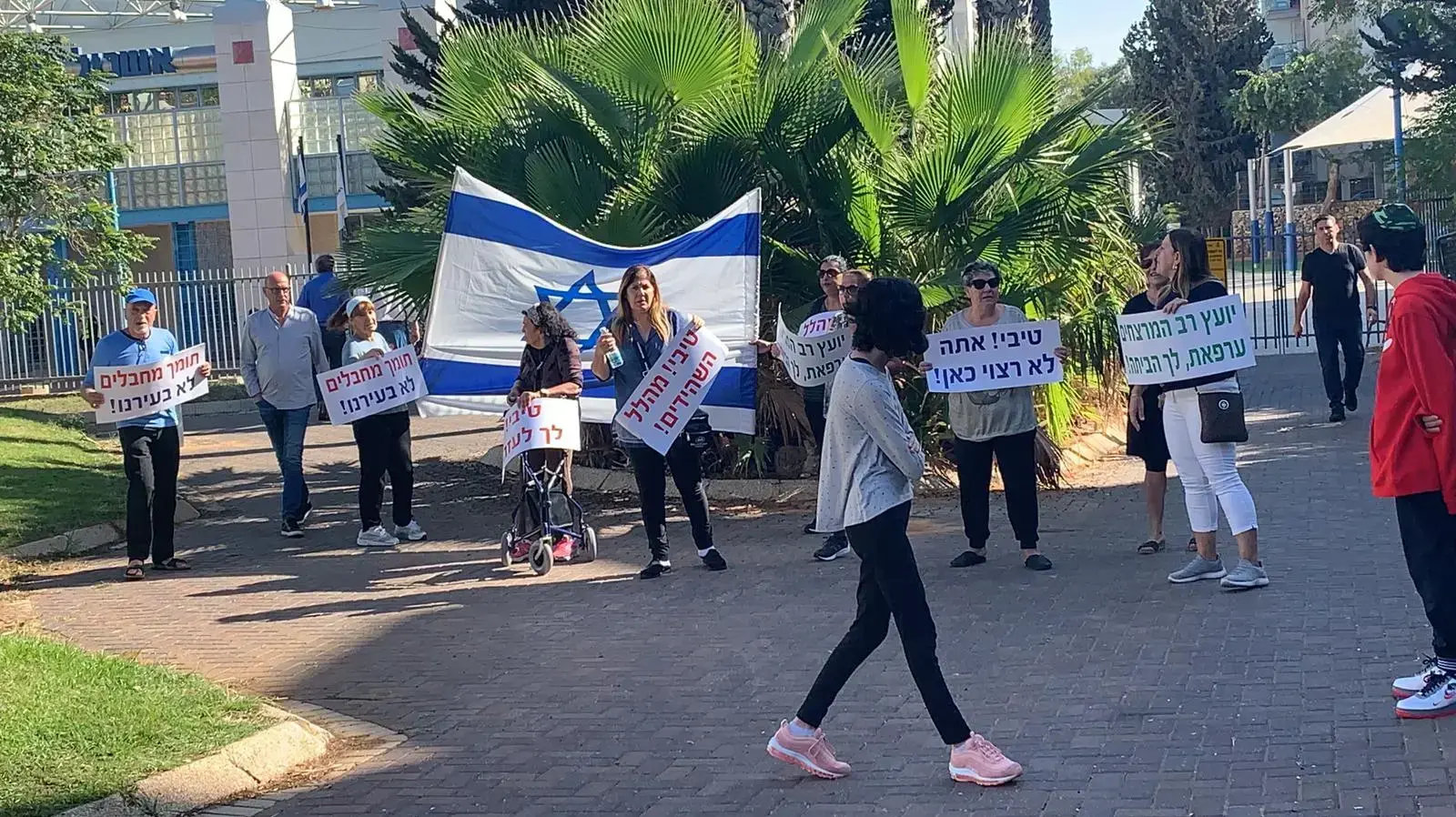 פעילים מתעמתים עם יו"ר סיעת הרשימה המשותפת ח"כ אחמד טיבי באירוע שבתרבות רמת השרון ב-30 בנובמבר 2019 פעילים מתעמתים עם יו"ר סיעת הרשימה המשותפת ח"כ אחמד טיבי באירוע שבתרבות רמת השרון ב-30 בנובמבר 2019