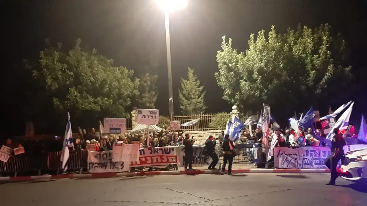 תומכי ראש הממשלה בנימין נתניהו מחוץ למעונו בבלפור, 30 בנובמבר 2019 תומכי ראש הממשלה בנימין נתניהו מחוץ למעונו בבלפור, 30 בנובמבר 2019