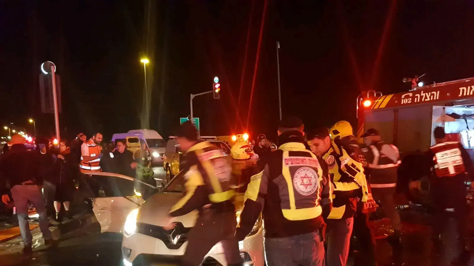 זירת התאונה בה נהרגו אישה בת 35 וביתה בת שלושה שבועות בצומת גבעת זאב. 01 בדצמבר 2019. זירת התאונה בה נהרגו אישה בת 35 וביתה בת שלושה שבועות בצומת גבעת זאב. 01 בדצמבר 2019.