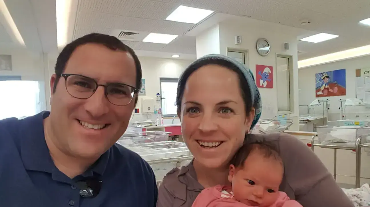 האם ציפי ובתה נועה רחל, שנהרגו בתאונת דרכים בצומת גבעת זאב, והאב אפרים שנפצע בתאונה באורח קשה. 01 בדצמבר 2019. האם ציפי ובתה נועה רחל, שנהרגו בתאונת דרכים בצומת גבעת זאב, והאב אפרים שנפצע בתאונה באורח קשה. 01 בדצמבר 2019.