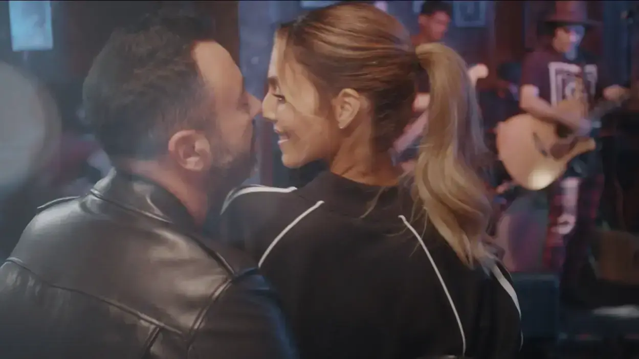 ליאור נרקיס בגרסת כיסוי לשיר "היינו עושים אהבה" שביצעה במקור כנסיית השכל ליאור נרקיס בגרסת כיסוי לשיר "היינו עושים אהבה" שביצעה במקור כנסיית השכל