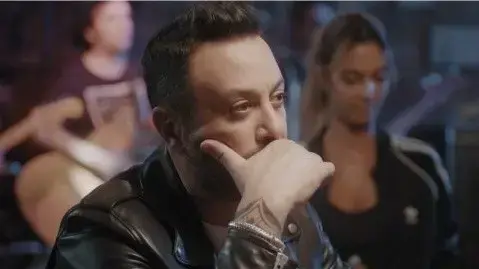 ליאור נרקיס מתוך קליפ לגרסת הכיסוי לשיר "היינו עושים אהבה" שביצעה במקור כנסיית השכל