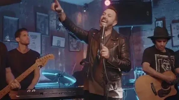 ליאור נרקיס וכנסיית השכל מתוך קליפ לגרסת הכיסוי לשיר "היינו עושים אהבה"