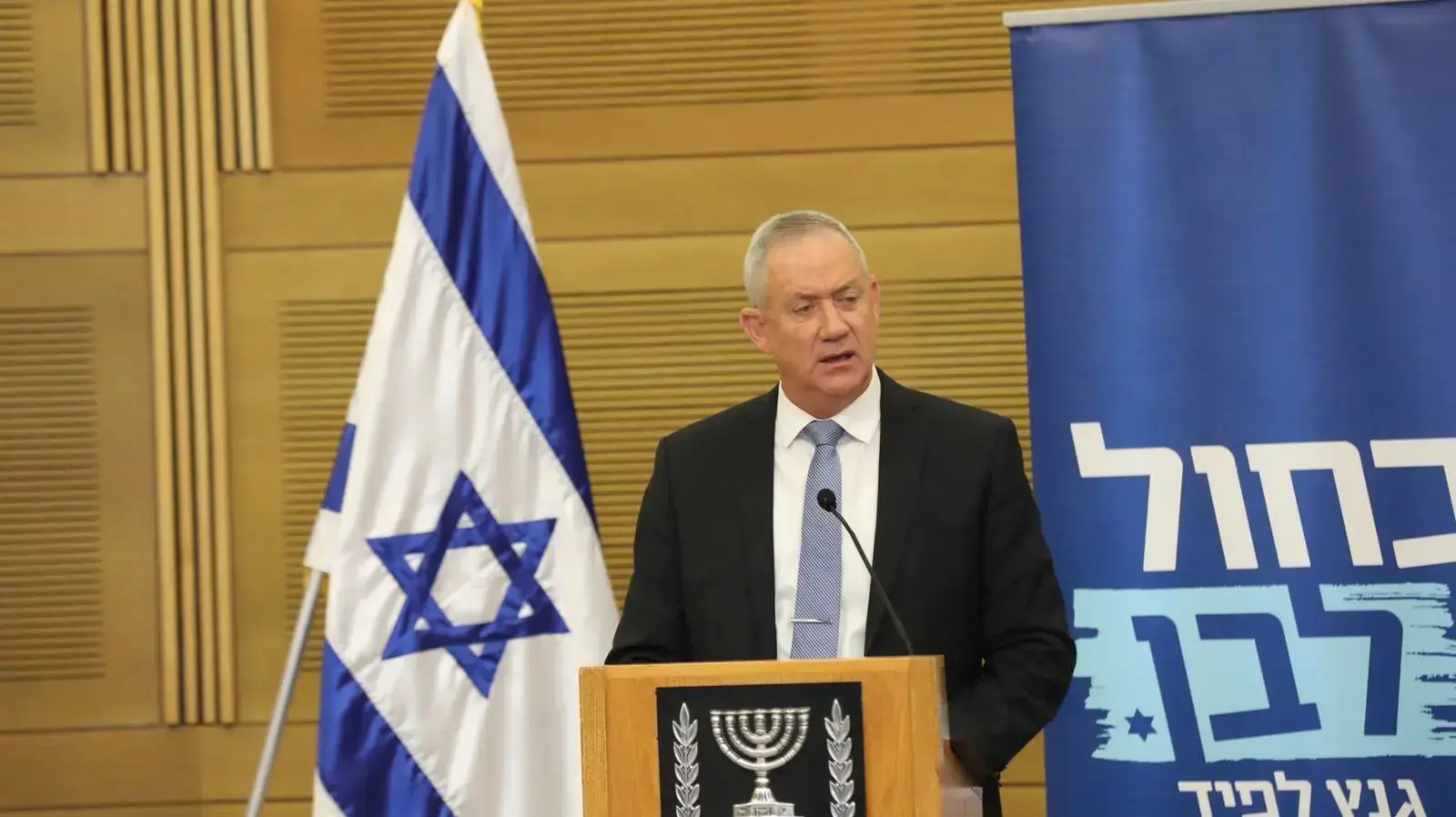 יו"ר כחול לבן, בני גנץ בפתח ישיבת סיעת כחול לבן בכנסת 2 בדצמבר 2019 יו"ר כחול לבן, בני גנץ בפתח ישיבת סיעת כחול לבן בכנסת 2 בדצמבר 2019
