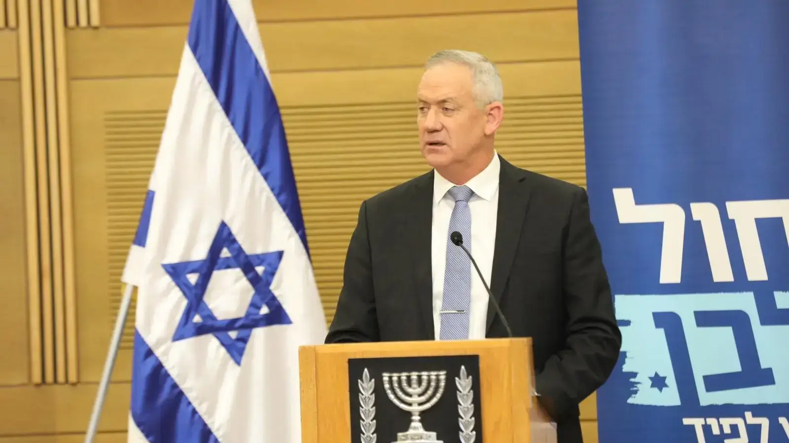 יו"ר כחול לבן, בני גנץ בפתח ישיבת סיעת כחול לבן בכנסת 2 בדצמבר 2019 יו"ר כחול לבן, בני גנץ בפתח ישיבת סיעת כחול לבן בכנסת 2 בדצמבר 2019