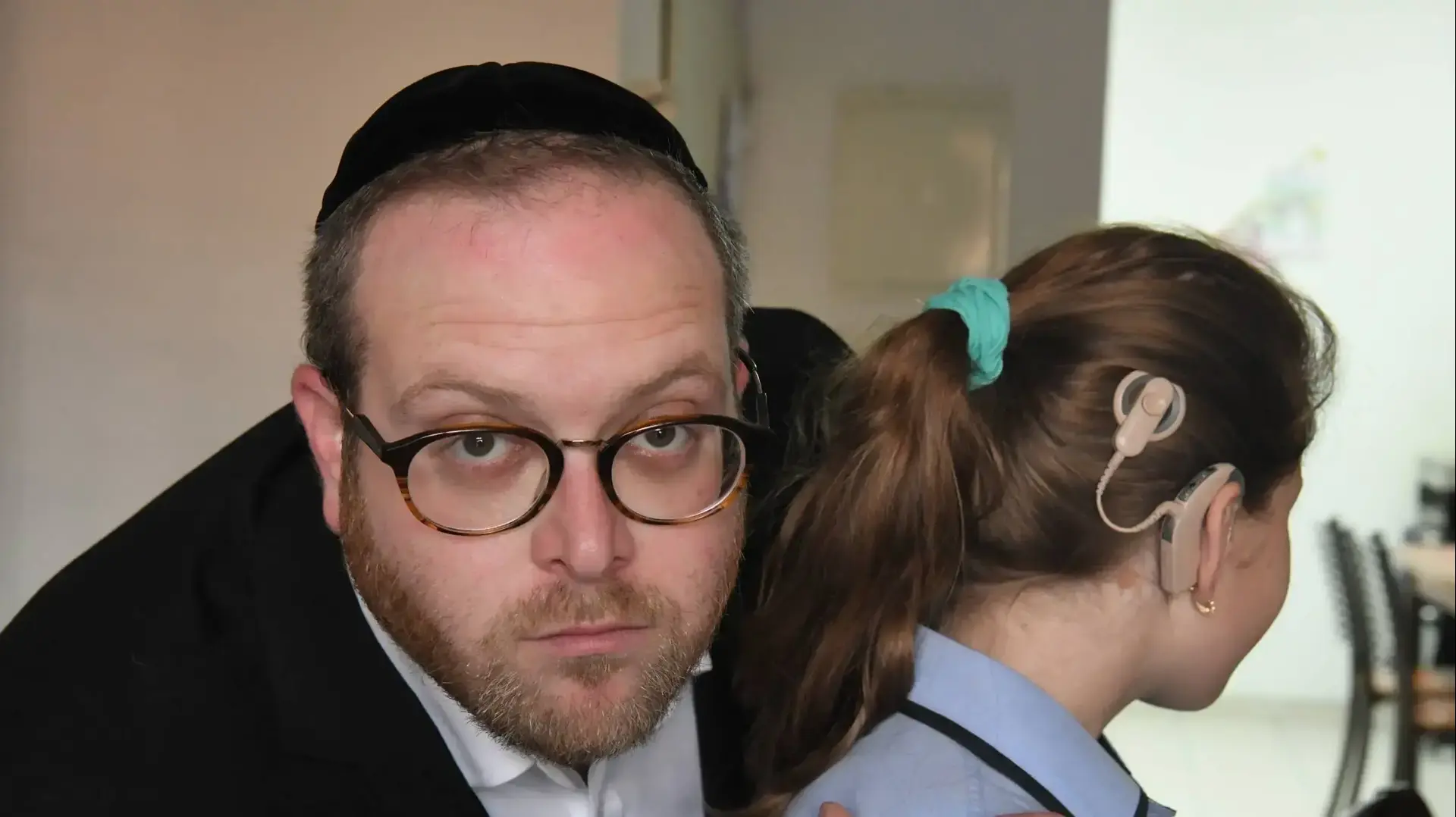 אשר מנדלביץ ובתו אשר סובלת מלקות שמיעה 2 בדצמבר 2019 אשר מנדלביץ ובתו אשר סובלת מלקות שמיעה 2 בדצמבר 2019