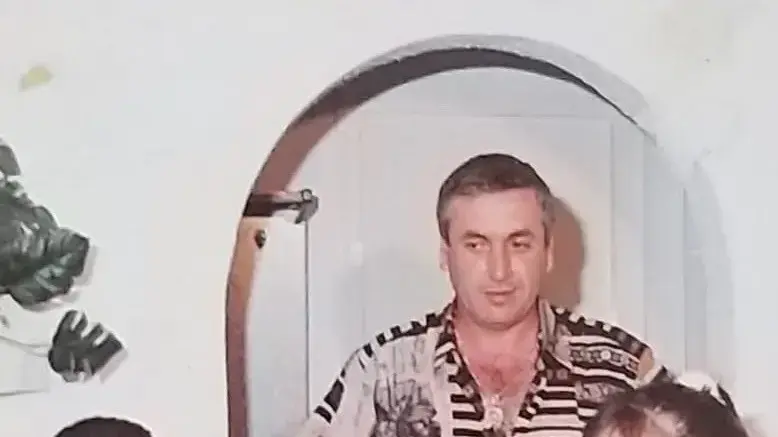 רינת בר בילדותה, ואביה מאחוריה על הקלידים רינת בר בילדותה, ואביה מאחוריה על הקלידים