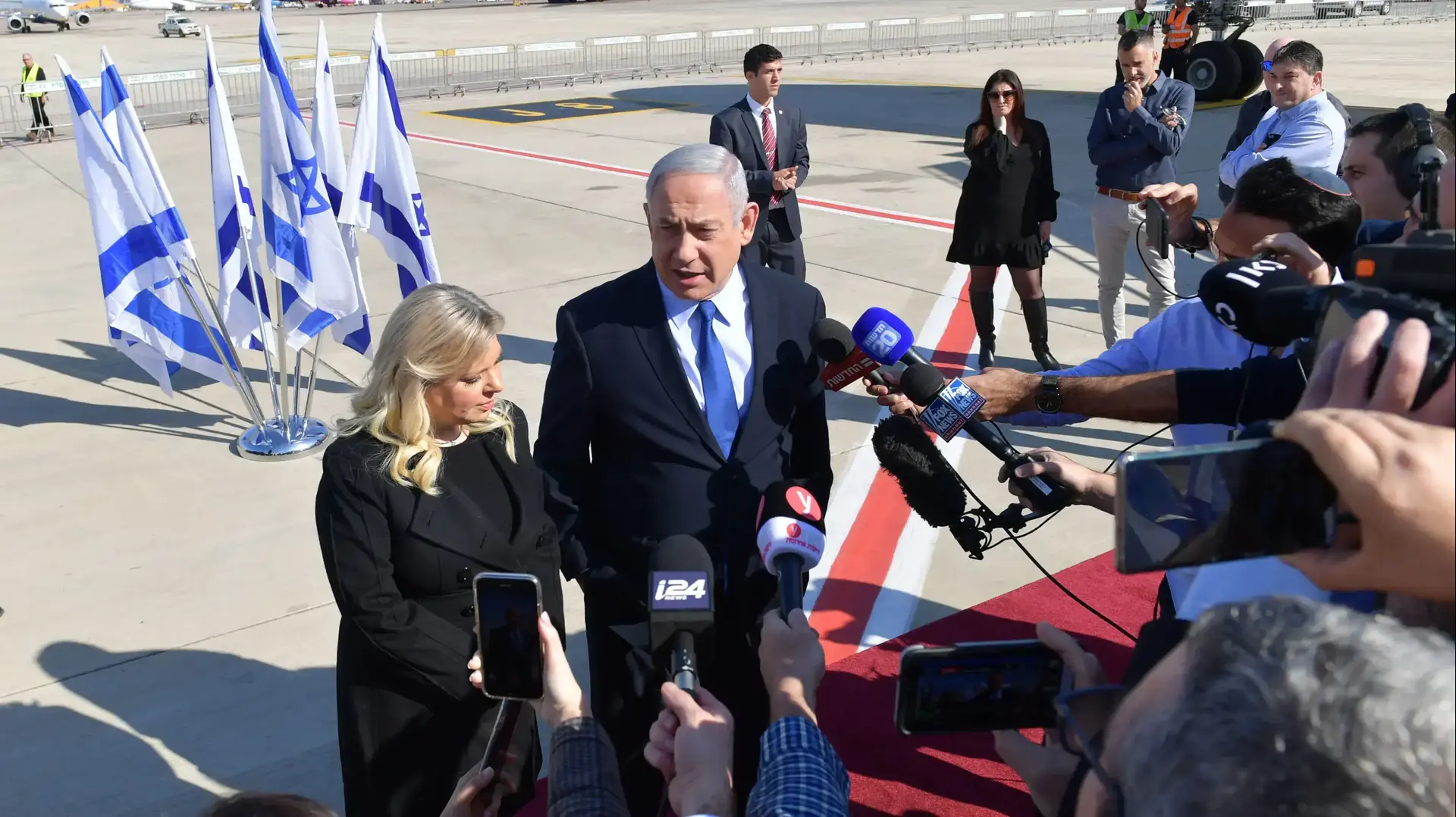 ראש הממשלה בנימין נתניהו ורעייתו שרה בשדה התעופה בן גוריון לפני יציאתם לביקור בליסבון, פורטוגל 4 בדצמבר 2019 ראש הממשלה בנימין נתניהו ורעייתו שרה בשדה התעופה בן גוריון לפני יציאתם לביקור בליסבון, פורטוגל 4 בדצמבר 2019