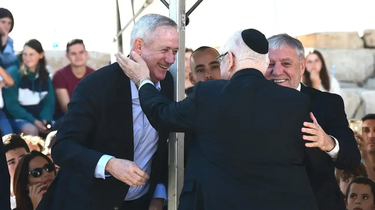 נשיא המדינה, ראובן ריבלין יו"ר כחול לבן, בני גנץ וח"כ מאיר כהן במהלך טקס האזכרה הממלכתי לבן גוריון, שדה בוקר 4 בדצמבר 2019 נשיא המדינה, ראובן ריבלין יו"ר כחול לבן, בני גנץ וח"כ מאיר כהן במהלך טקס האזכרה הממלכתי לבן גוריון, שדה בוקר 4 בדצמבר 2019