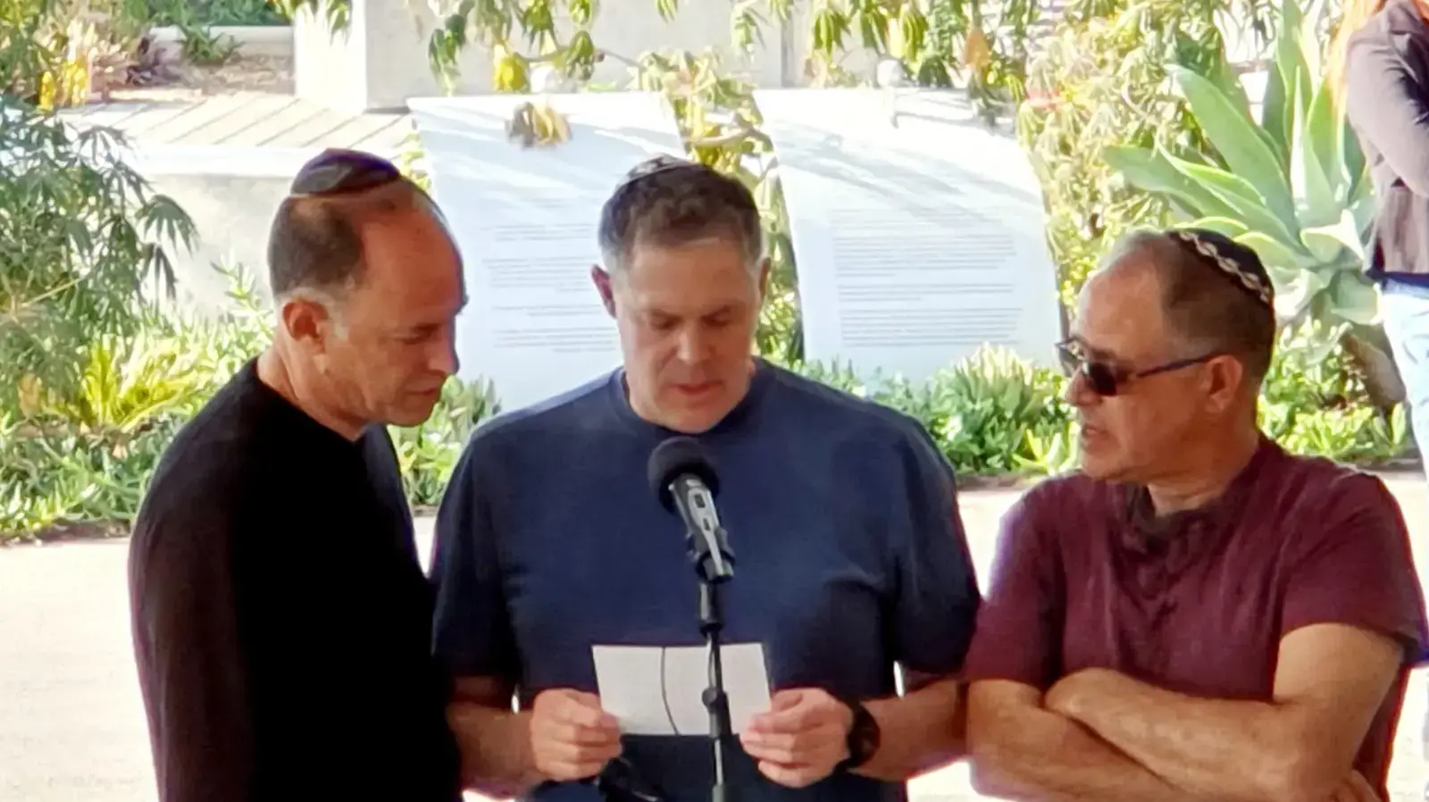 נכדו של אברהם דר בהלווית אביו בקיבוץ שדות ים 4 בדצמבר נכדו של אברהם דר בהלווית אביו בקיבוץ שדות ים 4 בדצמבר