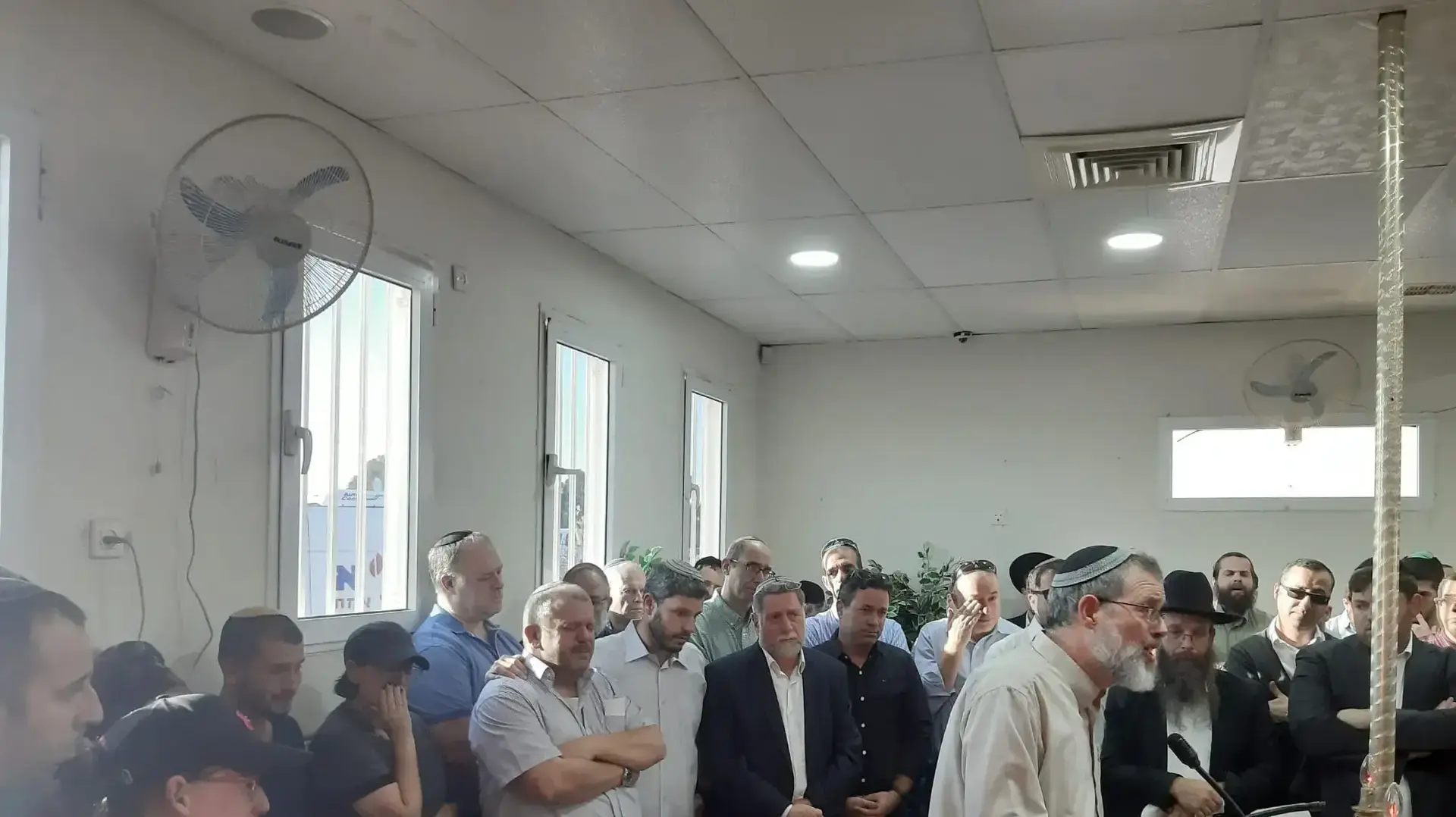ראש ישיבת גבעת שמואל, בה עובד אביה של תמר- תמר פניגשטיין ההרוגה בתאונת הדרכים רכבת הקלה בירושלים בהלוויתה, בית עלמין ירקון, 4 בדצמבר 2019 ראש ישיבת גבעת שמואל, בה עובד אביה של תמר- תמר פניגשטיין ההרוגה בתאונת הדרכים רכבת הקלה בירושלים בהלוויתה, בית עלמין ירקון, 4 בדצמבר 2019