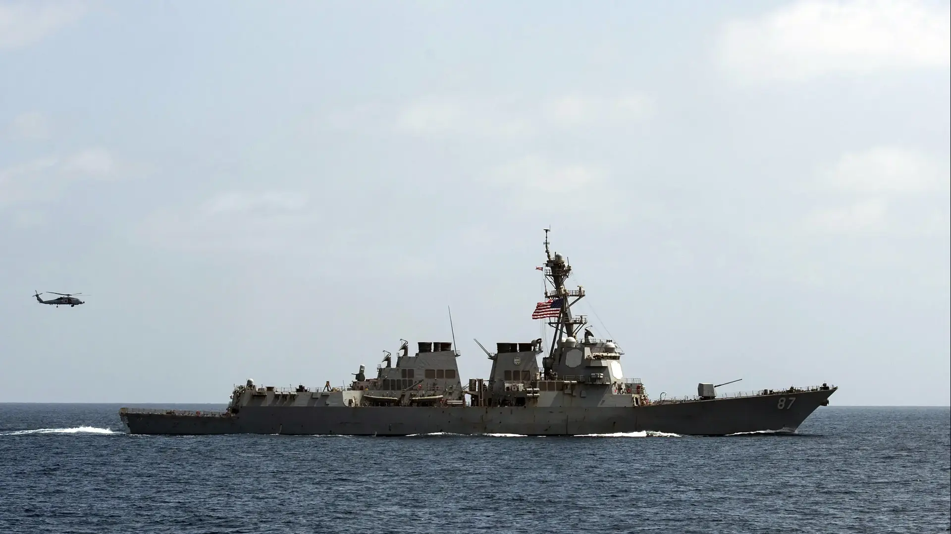 ספינת קרב אמריקנית מסוג USS Mason DDG 87 מסיירת במפרץ עומאן שבין המפרץ הפרסי לים הערבי ב-10 בספטמבר 2019 ספינת קרב אמריקנית מסוג USS Mason DDG 87 מסיירת במפרץ עומאן שבין המפרץ הפרסי לים הערבי ב-10 בספטמבר 2019