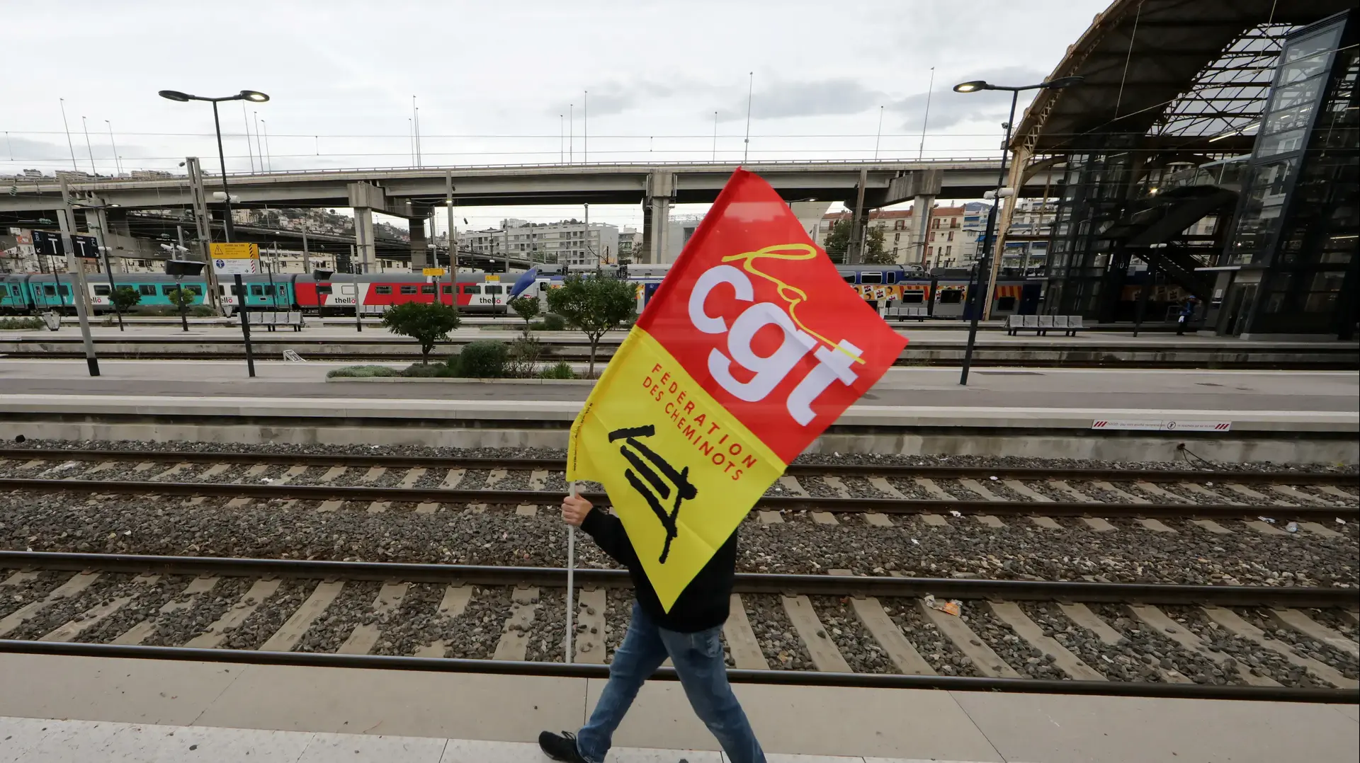 שביתת רכבת בניס, חלק מיום השביתה הלאומית והפגנות נגד תוכניות הרפורמה בפנסיה של ממשלת צרפת, 5 בדצמבר 2019 שביתת רכבת בניס, חלק מיום השביתה הלאומית והפגנות נגד תוכניות הרפורמה בפנסיה של ממשלת צרפת, 5 בדצמבר 2019