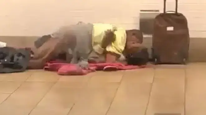 זוג נתפס מקיים יחסי מין ברכבת תחתית זוג נתפס מקיים יחסי מין ברכבת תחתית