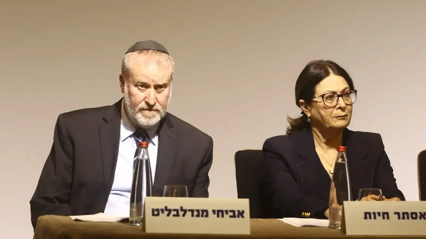 היועמ"ש, אביחי מנדלבליט ונשיאת בית המשפט העליון אסתר חיות במהלך בכנס משפט במלון דן כרמל, חיפה 5 בדצמבר 2019 היועמ"ש, אביחי מנדלבליט ונשיאת בית המשפט העליון אסתר חיות במהלך בכנס משפט במלון דן כרמל, חיפה 5 בדצמבר 2019