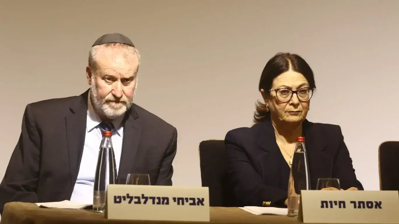 היועמ"ש, אביחי מנדלבליט ונשיאת בית המשפט העליון אסתר חיות במהלך בכנס משפט במלון דן כרמל, חיפה 5 בדצמבר 2019 היועמ"ש, אביחי מנדלבליט ונשיאת בית המשפט העליון אסתר חיות במהלך בכנס משפט במלון דן כרמל, חיפה 5 בדצמבר 2019