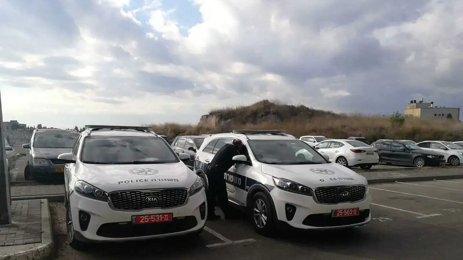 ארבעת החשודים ברצח הנער עאדל חטיב בשפרעם ממתינים ברכבי ימ"ר צפון ארבעת החשודים ברצח הנער עאדל חטיב בשפרעם ממתינים ברכבי ימ"ר צפון