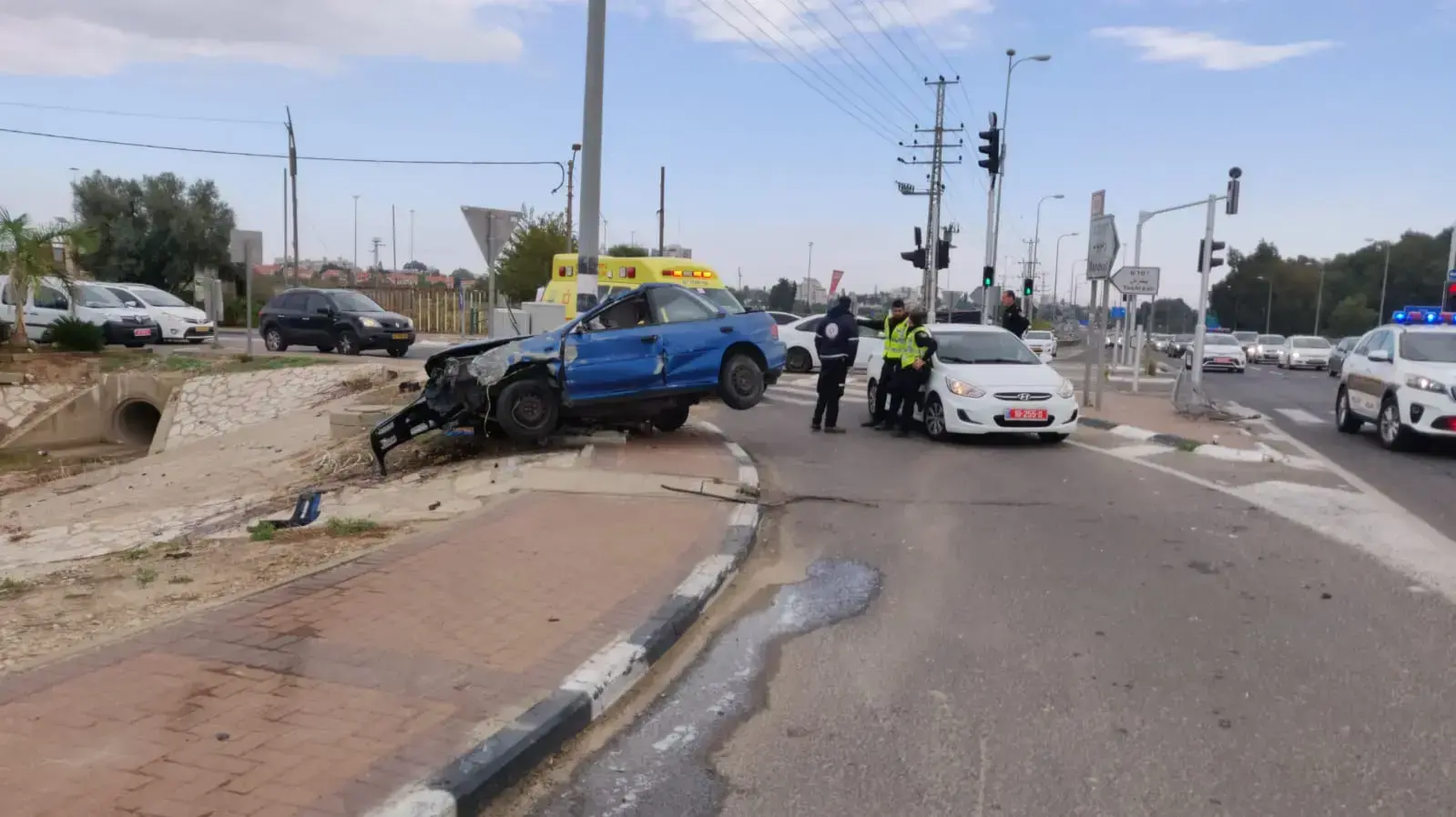 זירת התאונה בה נהרג נהג בן 49 סמוך לרחובות לאחר שנכנס עם רכבו בעמוד. 07 בדצמבר 2019. זירת התאונה בה נהרג נהג בן 49 סמוך לרחובות לאחר שנכנס עם רכבו בעמוד. 07 בדצמבר 2019.